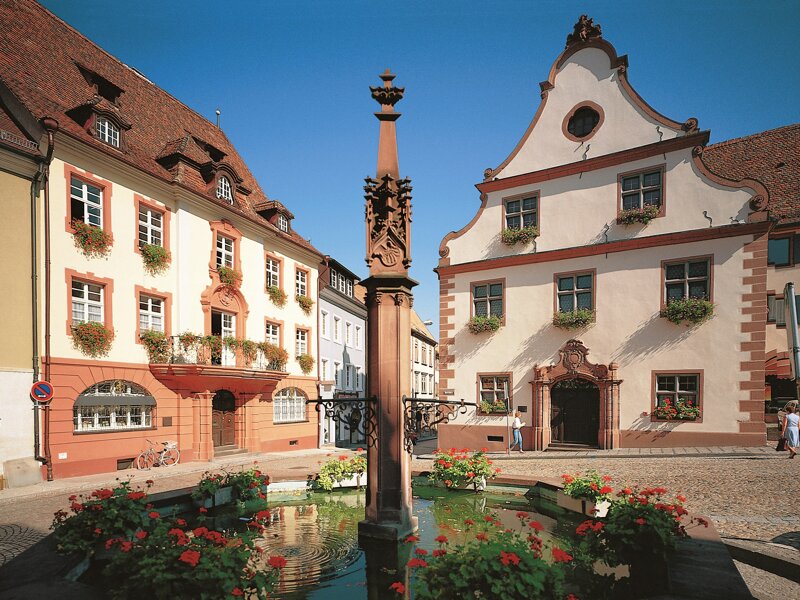 Brunnen vor alten Häusern