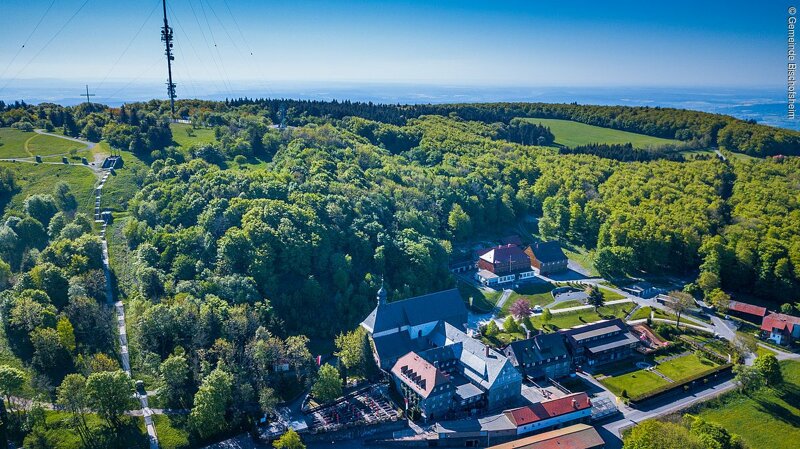 Luftbild des Kreuzbergs in der Rhön mit Kloster und Sendemast