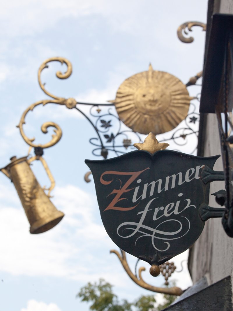 Schild an der Fassade des Hotels Felsenkeller