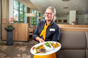 kellnerin mit tellergericht