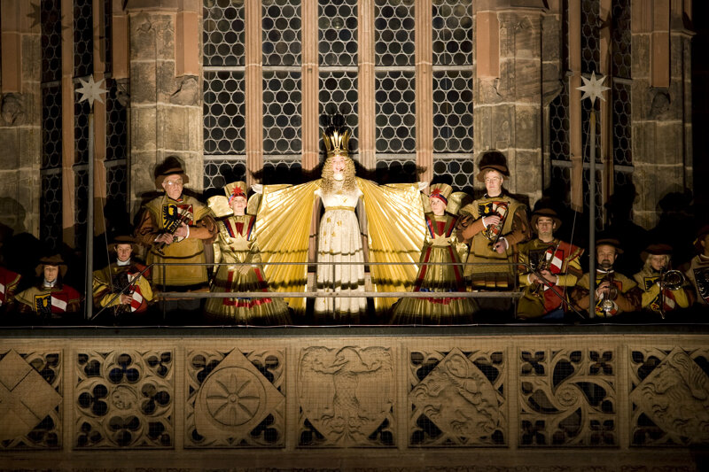 Nürnberger Christkind eröffnet den Christkindlesmarkt auf dem großen Balkon der Frauenkirche in Nürnberg