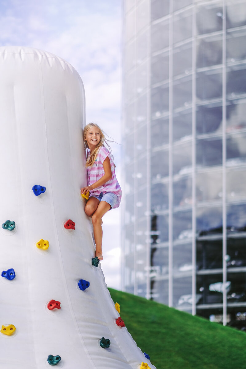 Kind an der Kletterwand