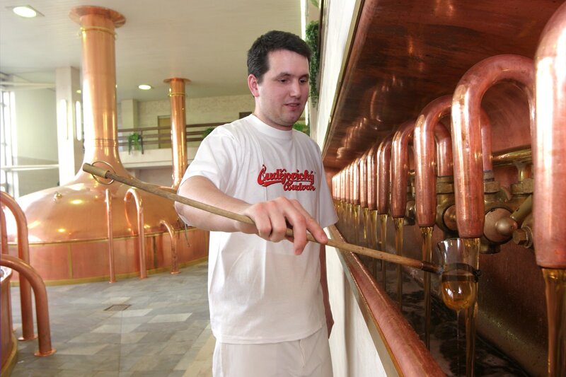 Mann beim Bierbrauen in der Brauerei Budweiser
