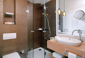 HAMCY Courtyard Queen Bath