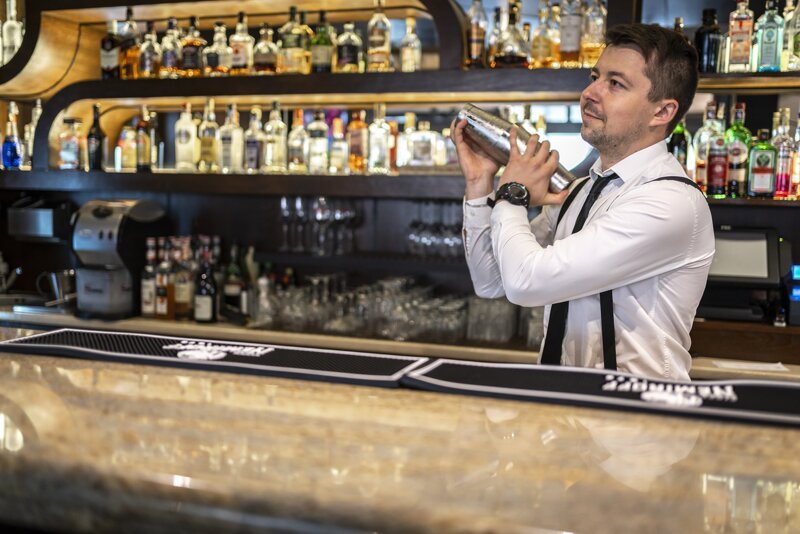 Barkeeper an der Bar