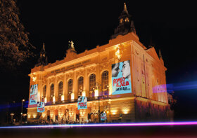 Theater des Westens mit R&J-Outfit © Stage Entertainment
