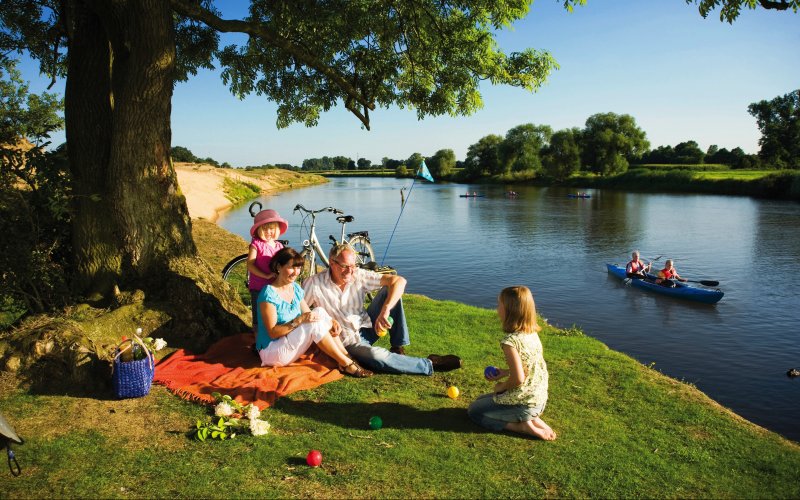 Familie picknickt an der Ems