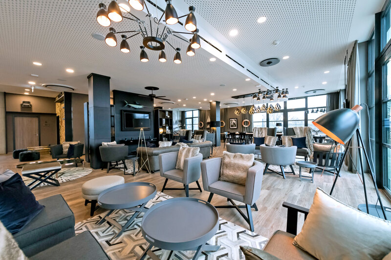 Lobby mit gemütlichen Sesseln und Tischen