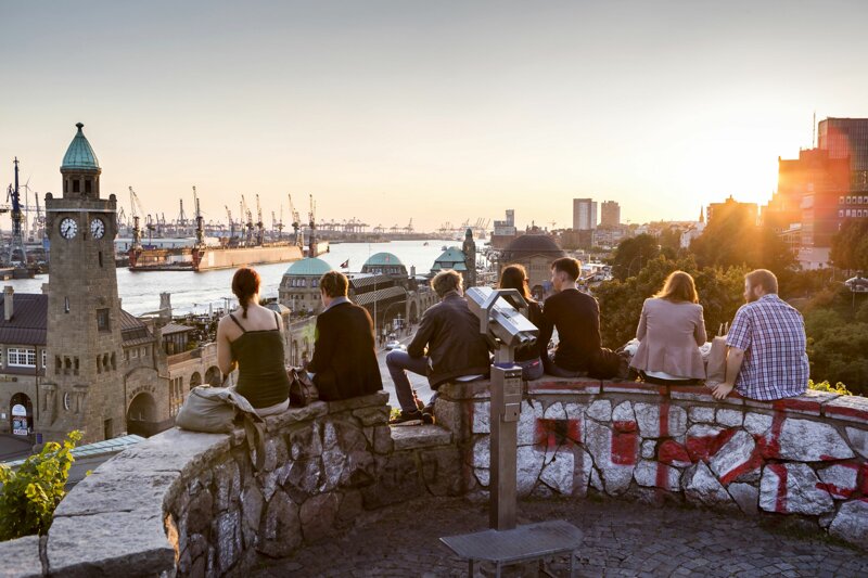 Blick auf die Landungsbrücken bei Sonnenuntergang