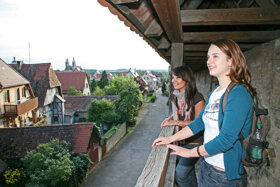 Stadtmauer Rothenburg o.d. Tauber-  Jugendliche Blick Altstadt St.Jakob ©Rothenburg Tourismus Service, WP 75 .klein