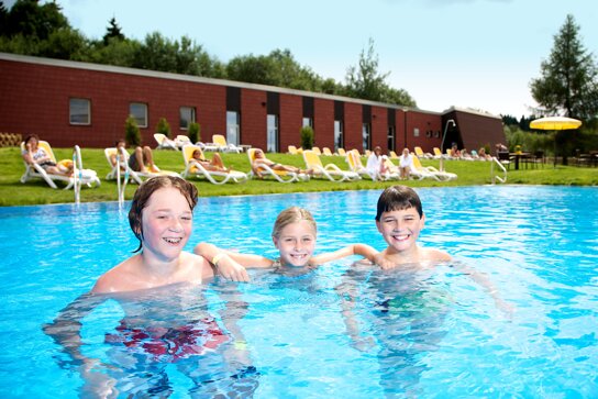 ahorn-waldhotel-altenberg aussen-pool-kinder