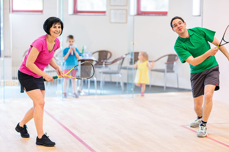 Familie beim Squash spielen