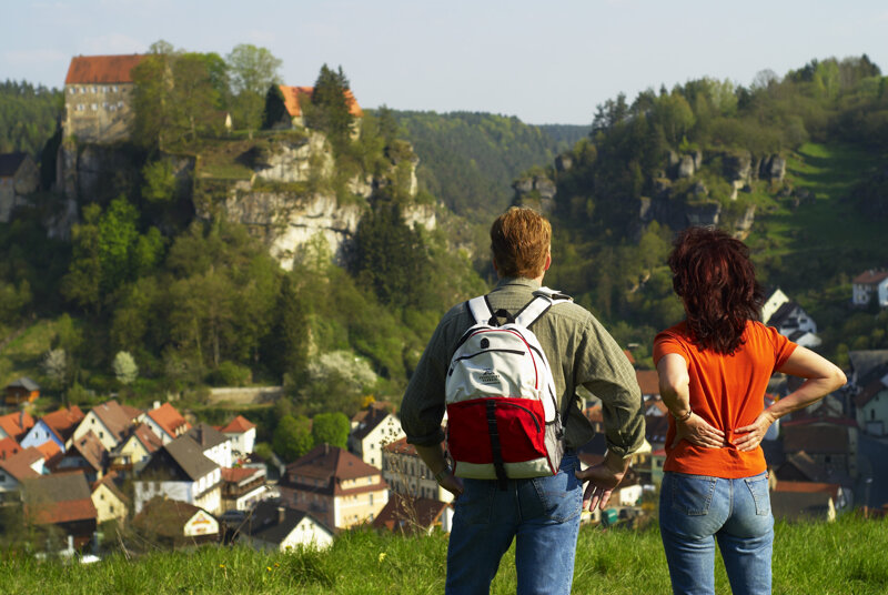 Pottenstein Burgenstraße mit Wanderer