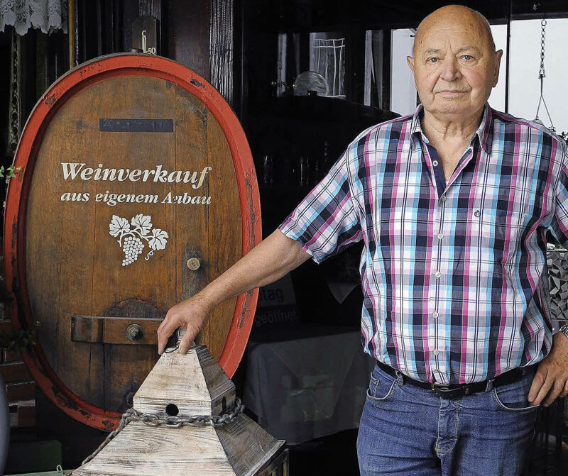 Hoteldirektor Josef Kuner vor einem Weinfass