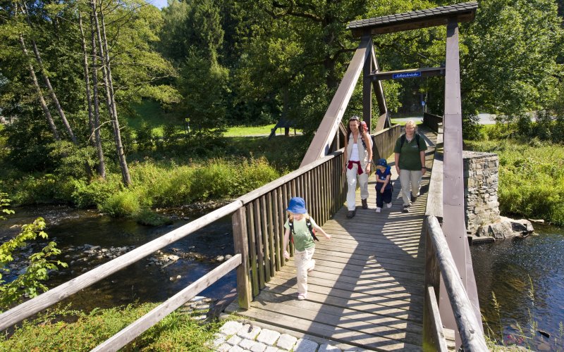 Familie wandert im Thüringer Wald