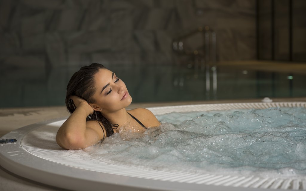 entspannte Frau im Whirlpool