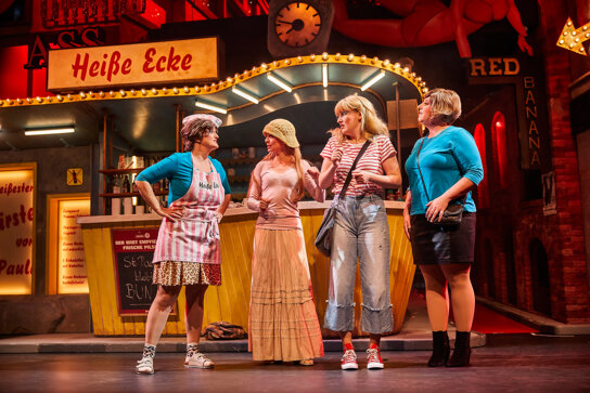 Musical-Darsteller an der Imbissbude