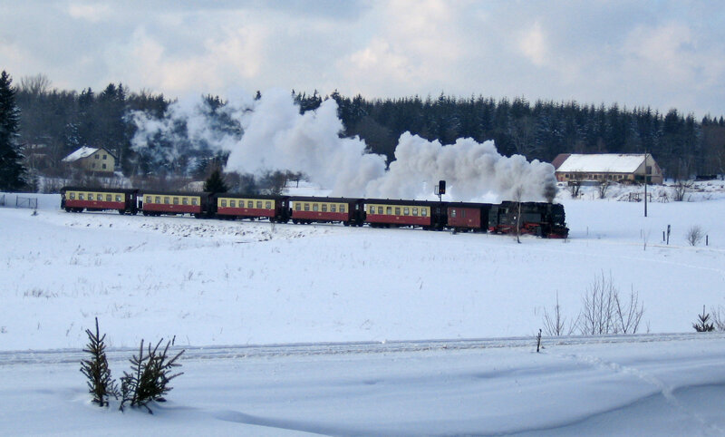 Harzer Schmalspurbahn im Winter durch verschneite Landschaft