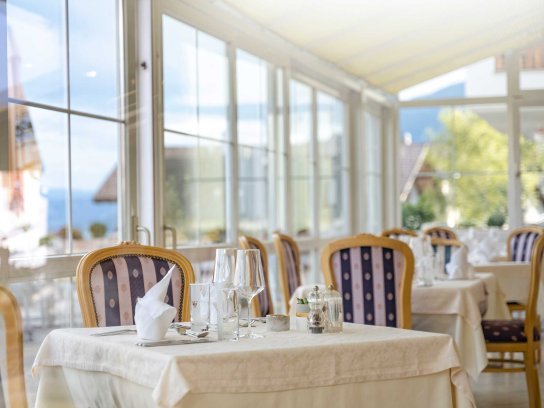 Restaurant mit Geweihen an den Wänden