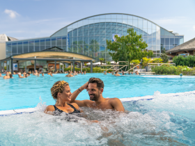 Paar Außenpool Wellenbad