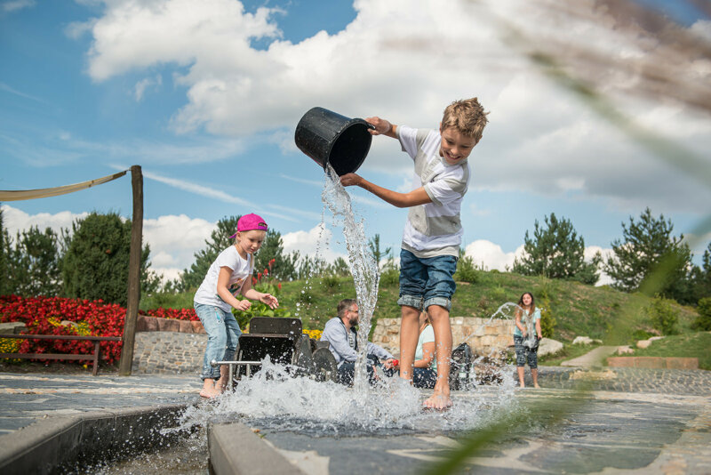 Kinder auf dem Wasserspielplatz