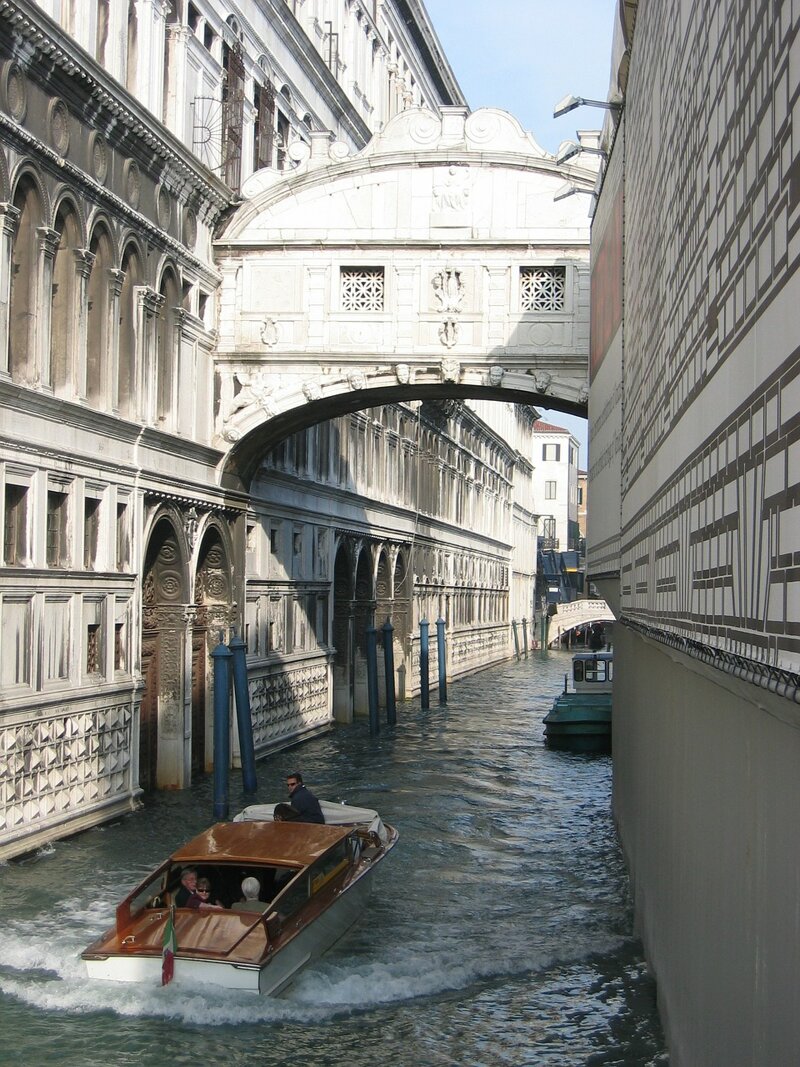 Die Seufzerbrücke (Ponte dei Sospiri) in Venedig