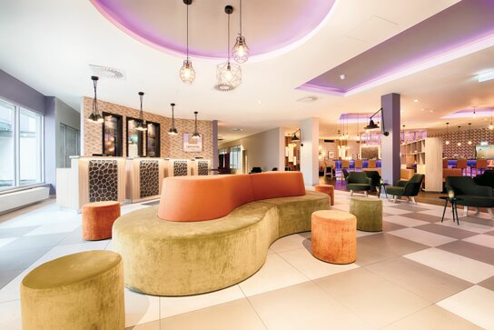 Rezeptionsbereich des Leonardo Wolfsburg City Centersmit Designelementen