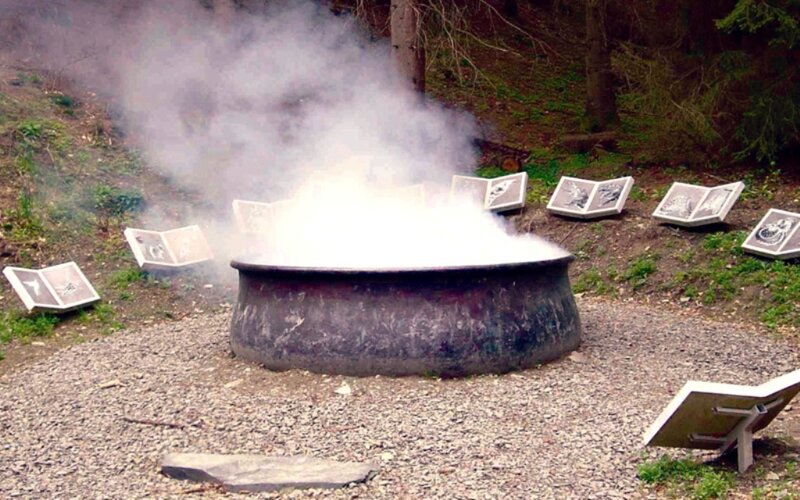 WaldSkulpturenWeg Hexenplatz von Lili Fischer im Sauerland