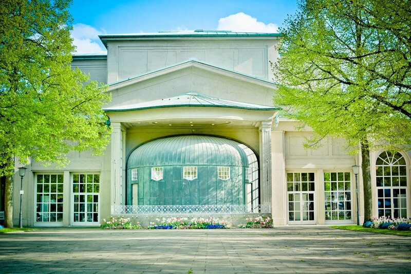 Gebäude mit großen Fenstern