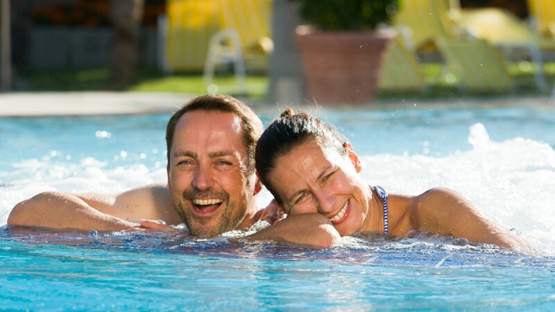 Pärchen im Außenbecken der Vita Classica Therme Bad Krozingen