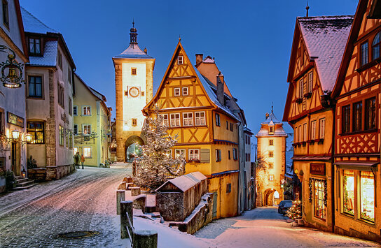 Plönlein Rothenburg o.d.Tauber- Winter Schnee Beleuchtung leer dunkel Brunnen Siebersturm©Rothenburg Tourismus Service, Plönlein im Winter, WP, Exkl