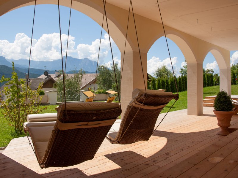 Terrasse aus Stufen mit Liegen