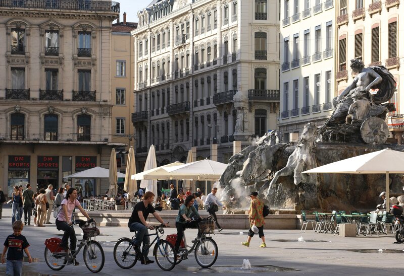 Place des Terreaux à vélo - Lyon Tourisme et Congrés, Laurent Berthier