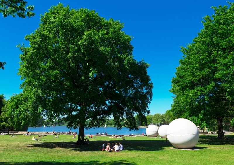 Giant Pool Balls von Claes Oldenburg am Aasee Münster
