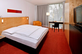 104InnsideDusseldorfSeestern-InnsideRoomQueenBed