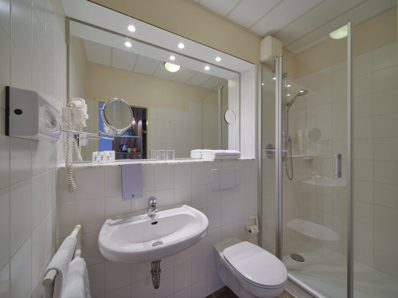 Badezimmer mit Dusche