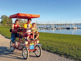 Rikschafahrt am Altmühlsee c Archiv Tourismusverband Fränkisches Seenland und seiner Partner, multimaps360°, Arnu Schaller