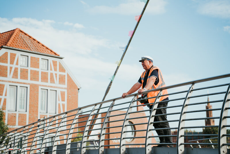 Der Brückenwärter der Drehbrücke