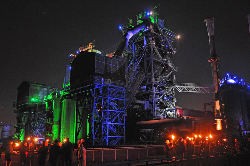 beleuchtete Industriegebäude im Landschaftspark Duisburg-Nord