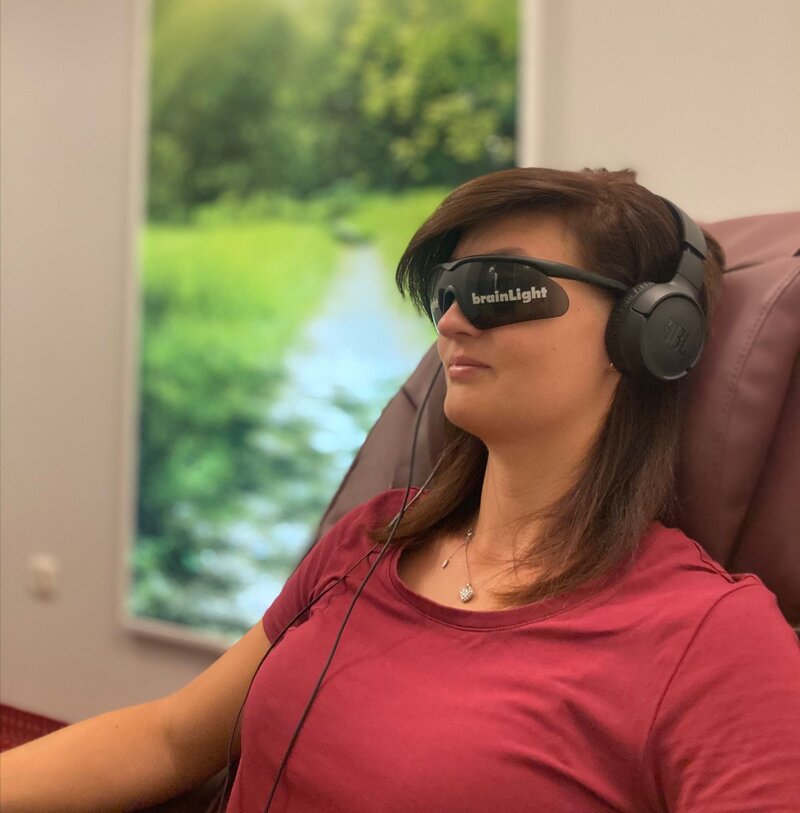Frau bei der BrainLight-Behandlung