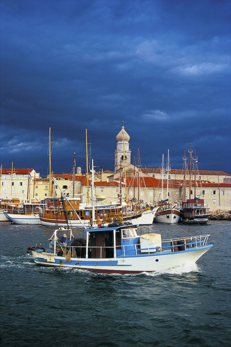 Hafen und Altstadt von Krk mit Segelboot