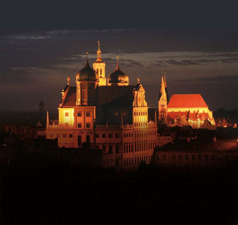 Augsburger Rathaus und Dom bei Nacht