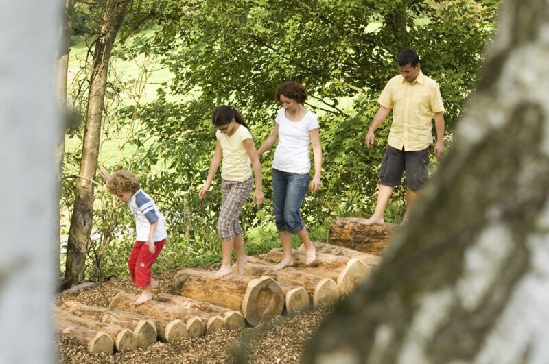Familie auf dem Barfußpfad
