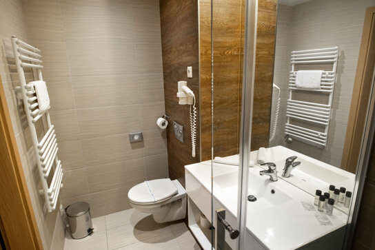 Bad mit Dusche und Handtuchwärmer