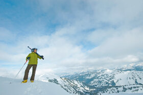 Skifahrer mit Aussicht © Oberstaufen Tourismus (5)