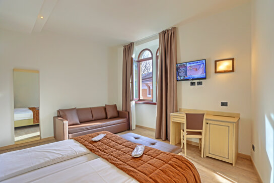 Doppelzimmer mit Schreibtisch und Sofa