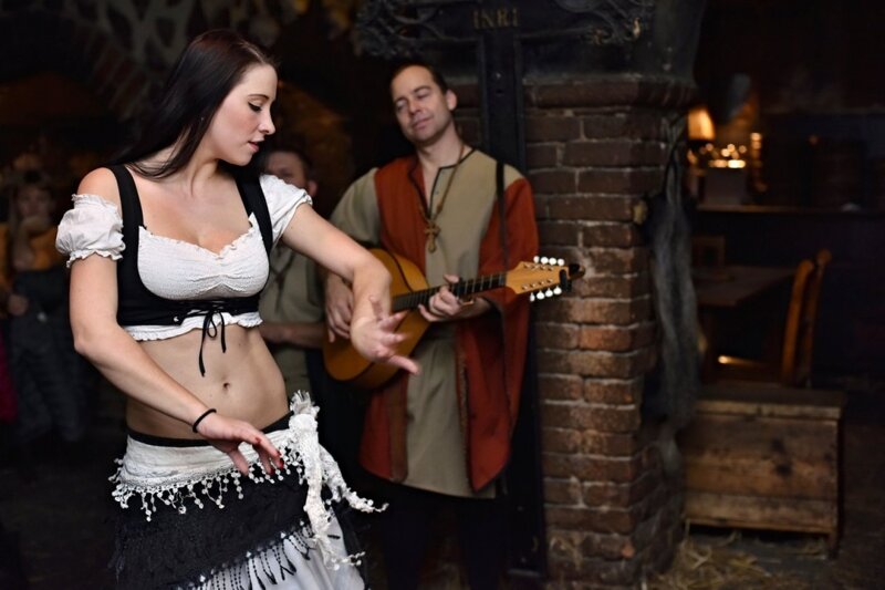 Bauchtänzerin beim Abendshow-Programm im Château Dětenice