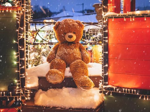 Weihnachtsteller mit Grün, Weihnachtskugeln, Nüssen und Apfel