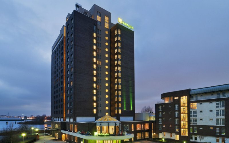 Holiday Inn Hamburg Außenansicht abends