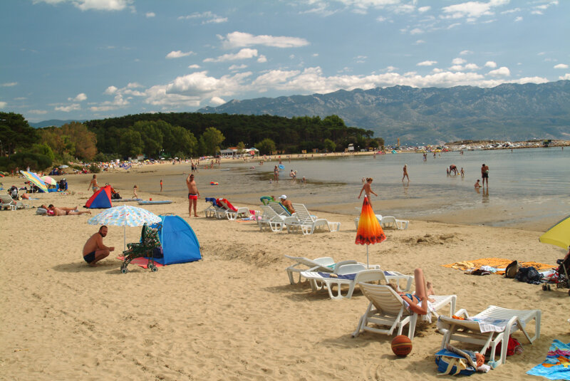 Strand in Lopar mit Touristen